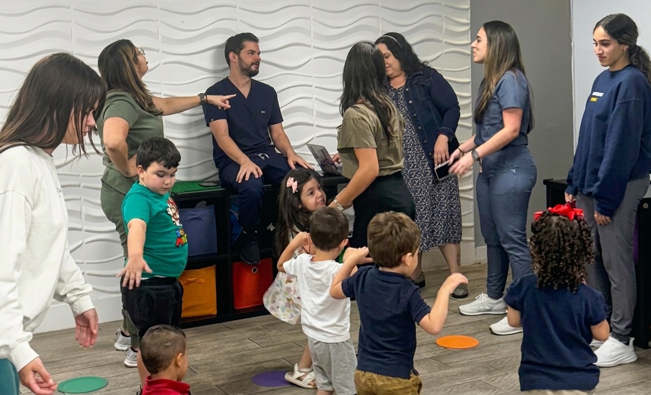Niños en Florida participando en deportes para niños con autismo en Koala ABA.