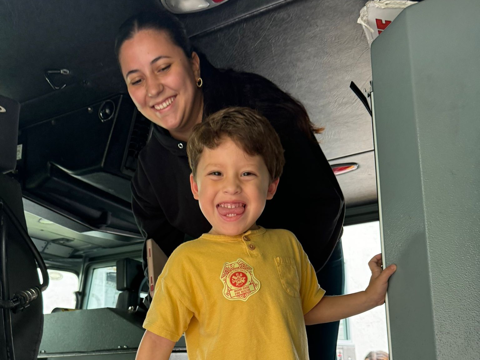 Koala ABA Florida: 5 consejos expertos para reducir la sobrecarga sensorial durante los viajes en carro con un niño autista.